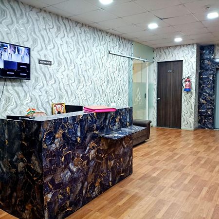 Hotel Gokul Solitaire, Surat Bhatha Exterior foto