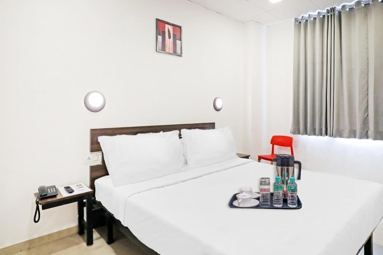 Hotel Gokul Solitaire, Surat Bhatha Exterior foto