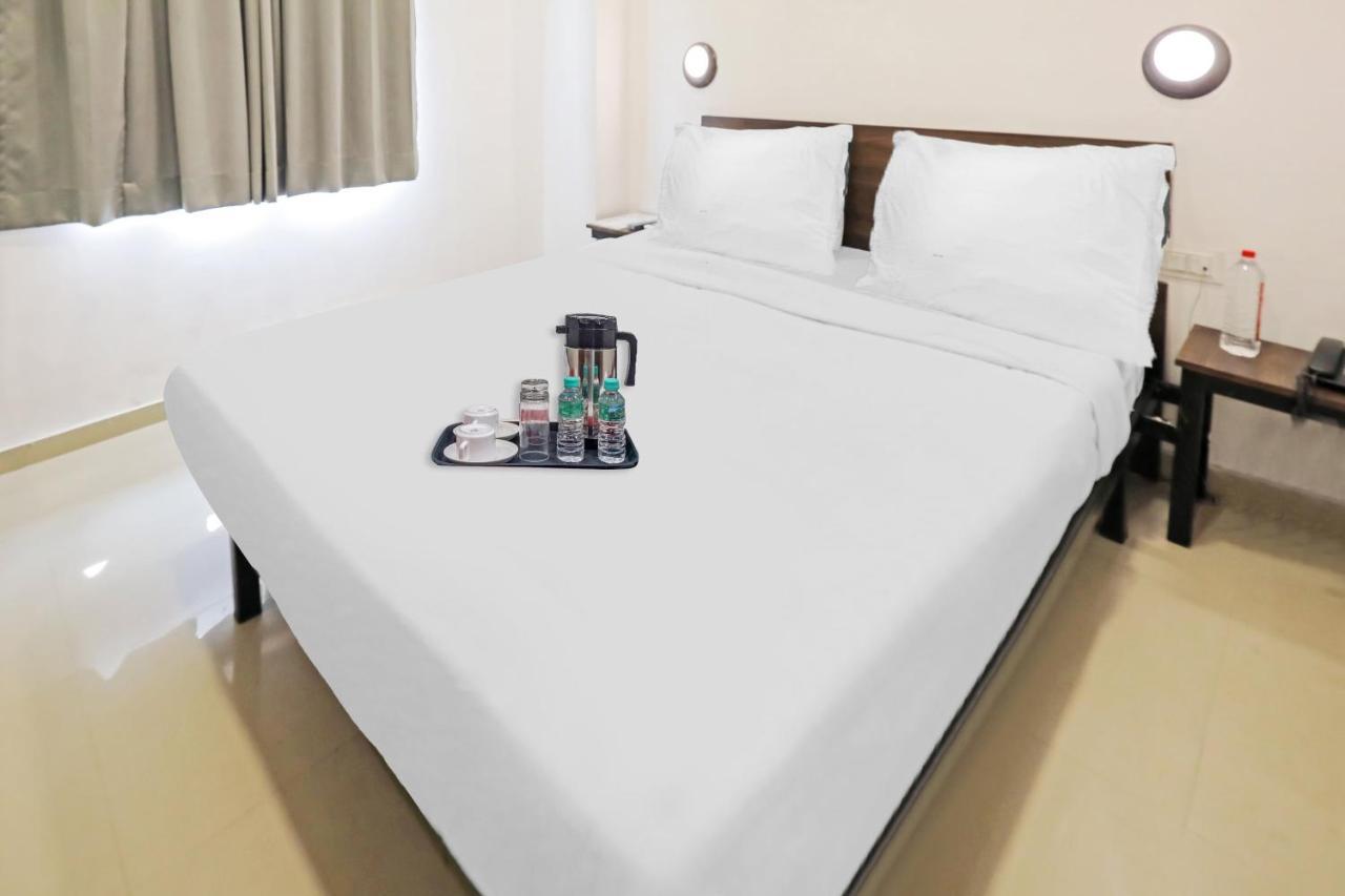 Hotel Gokul Solitaire, Surat Bhatha Exterior foto