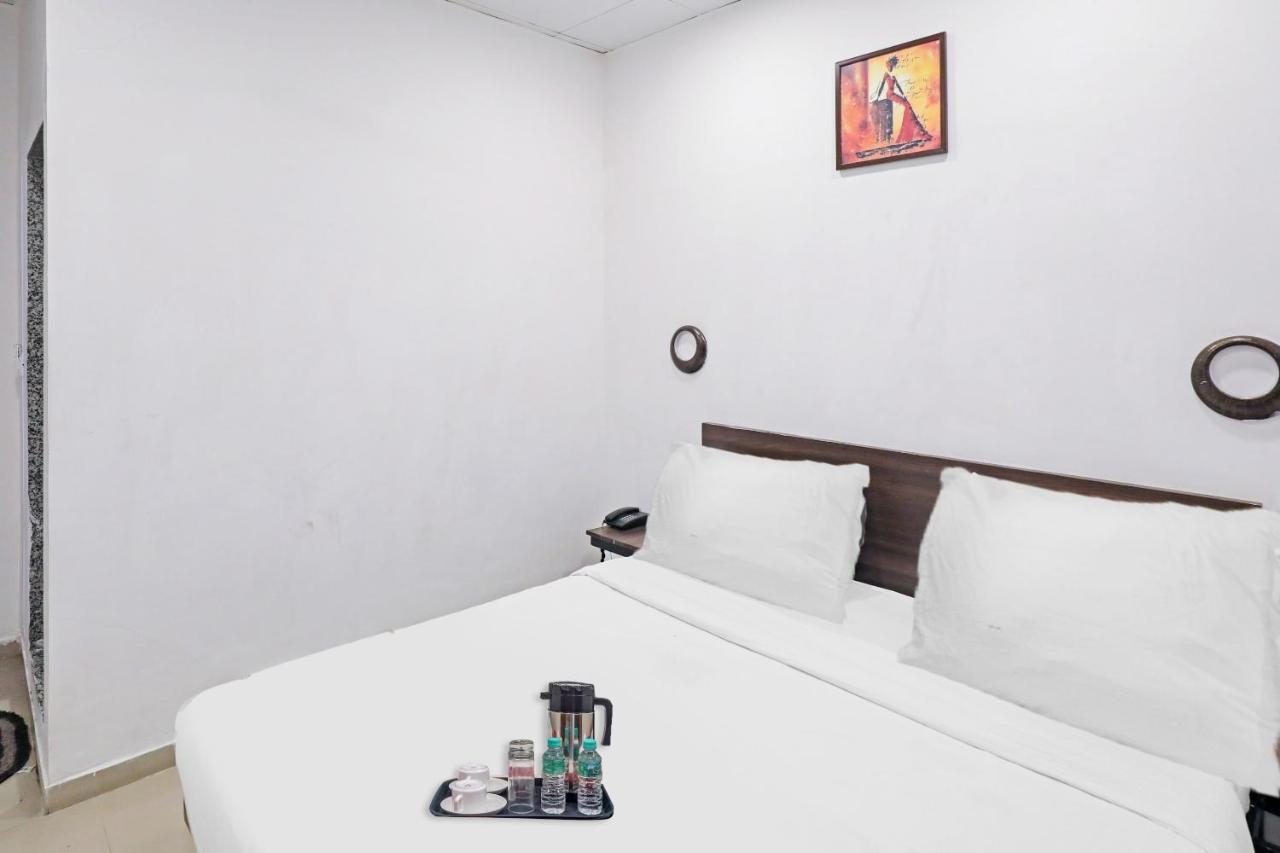 Hotel Gokul Solitaire, Surat Bhatha Exterior foto
