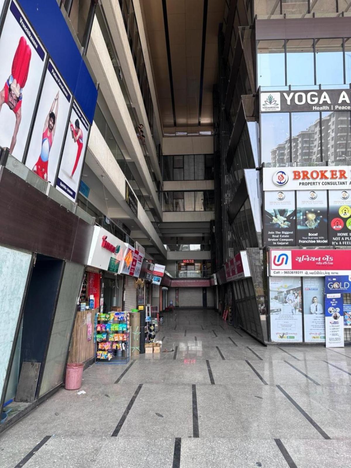 Hotel Gokul Solitaire, Surat Bhatha Exterior foto