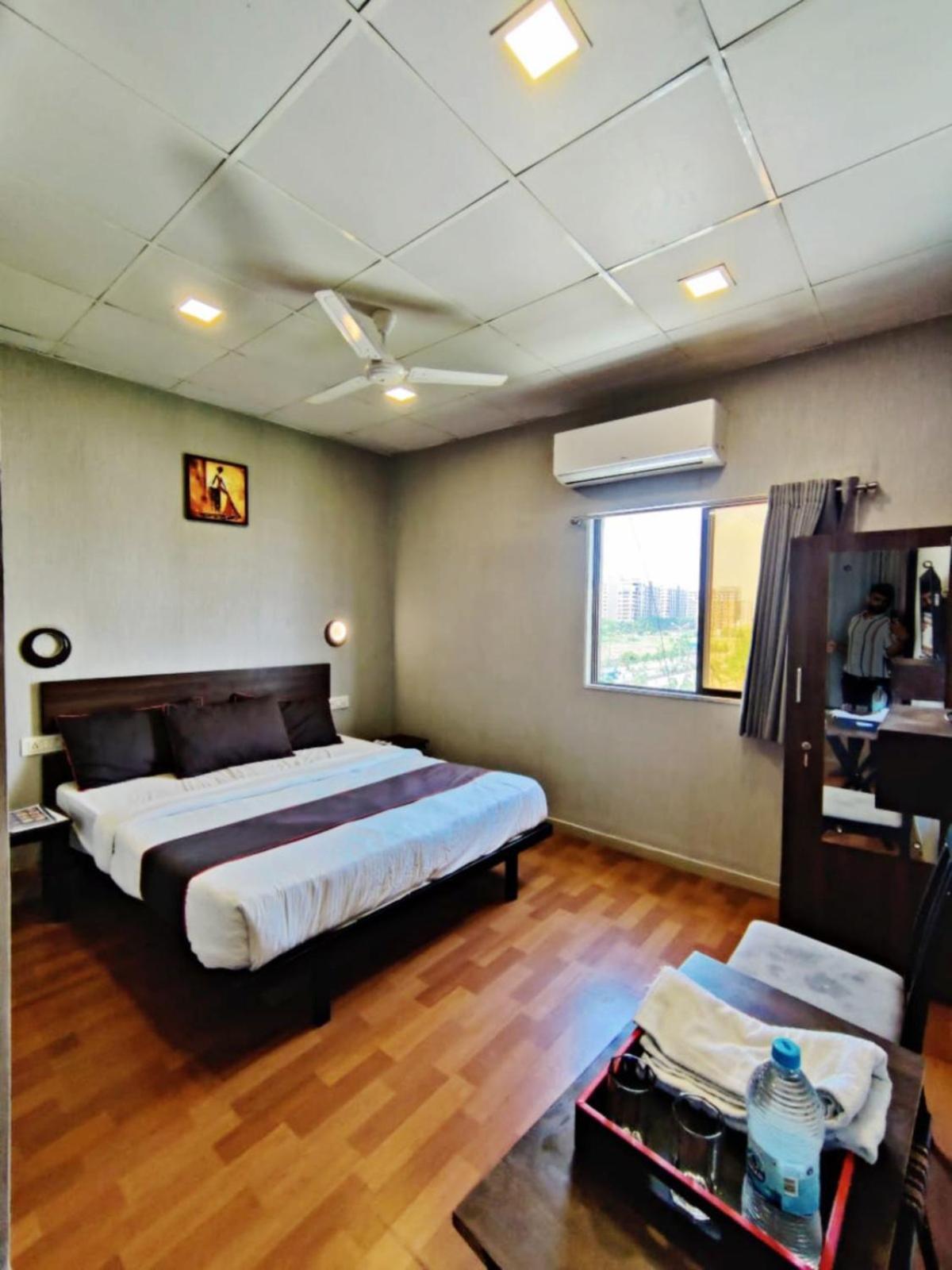 Hotel Gokul Solitaire, Surat Bhatha Exterior foto